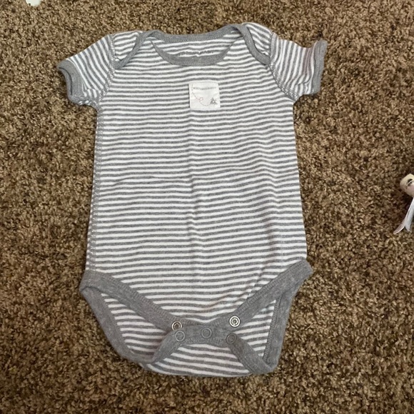 Burt’s Bees Baby Gray Stripped Onesie - Size 0-3 Months - Picture 1 of 3